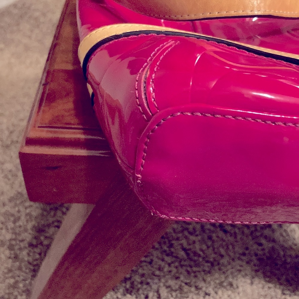 COACH. RASPBERRY LIGHT BROWN TRIM!  Gorgeous patent leather!  EUC. WITH DUST BAG - Picture 4 of 16